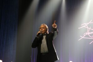 En la imagen, Joan Manuel Serrat interpretando una de las 15 canciones imprescindibles