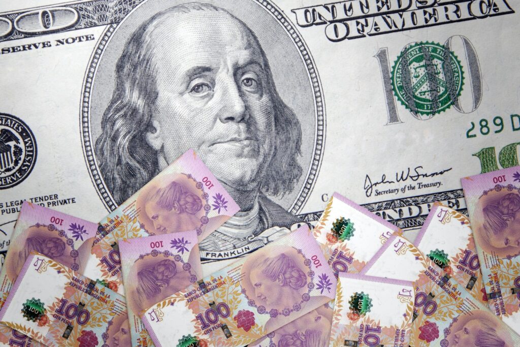 En qué consiste la promesa de Milei de dolarizar Argentina
