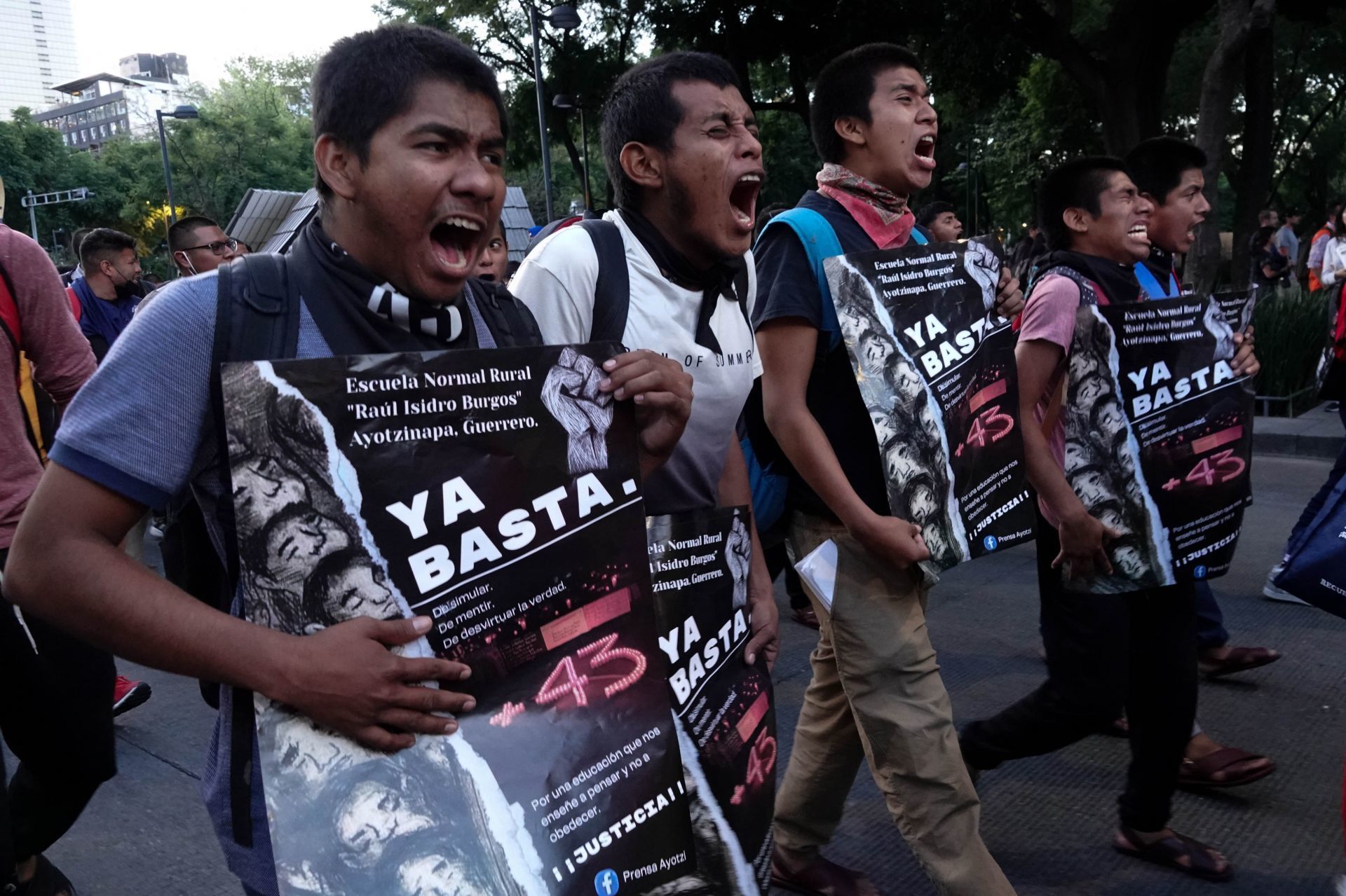 Los familiares de los 43 de Ayotzinapa acusan a AMLO de querer dividirlos y “comprar” a algunos