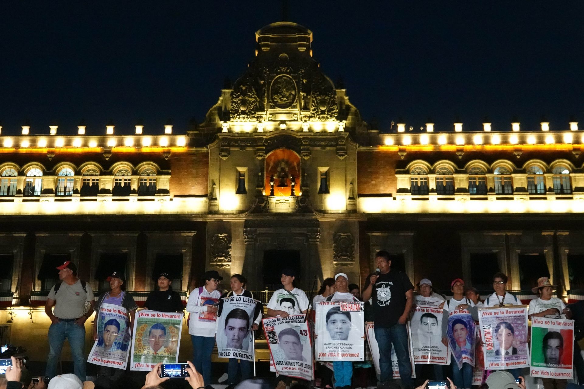 Madres y padres de Ayotzinapa responden a AMLO: “Nos ha traicionado, la historia lo juzgará”