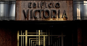 En la imagen se muestra la fachada del icónico Edificio Victoria, en el Centro Histórico de la CDMX, cuyos inquilinos fueron forzados a dejar su vivienda porque los propietarios convirtieron los departamentos en alojamiento Airbnb