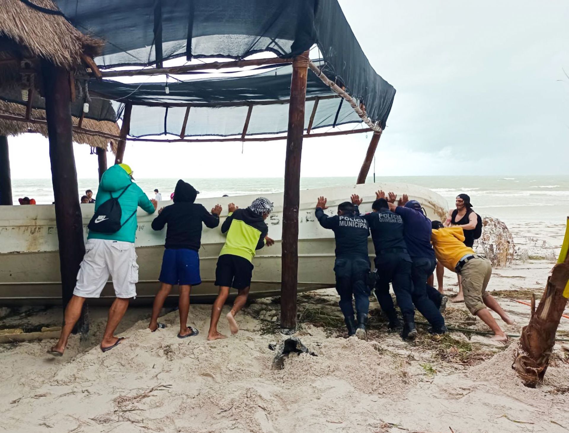 Holbox, bajo el agua: una estampa de lo que sigue para las playas del mundo