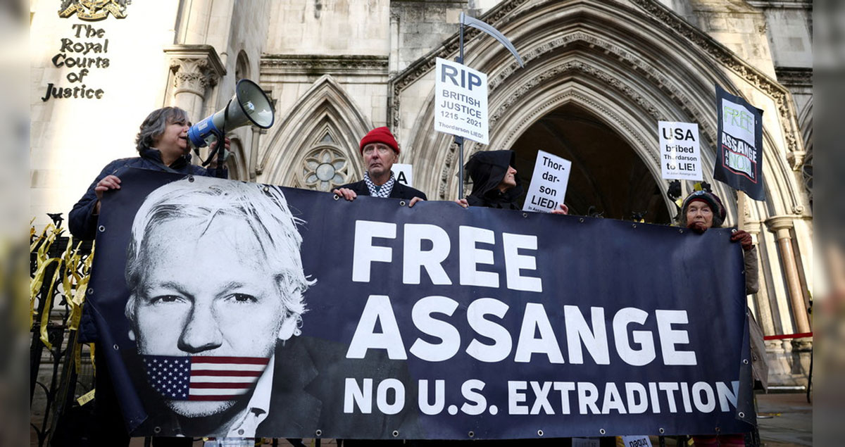 Frenan temporalmente la extradición de Assange a EU, pero la amenaza permanece