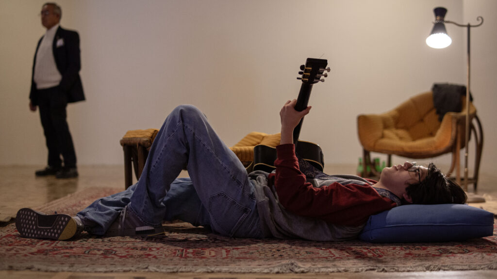 La locura de Ragnar Kjartansson: 20 guitarristas en un lavaplatos