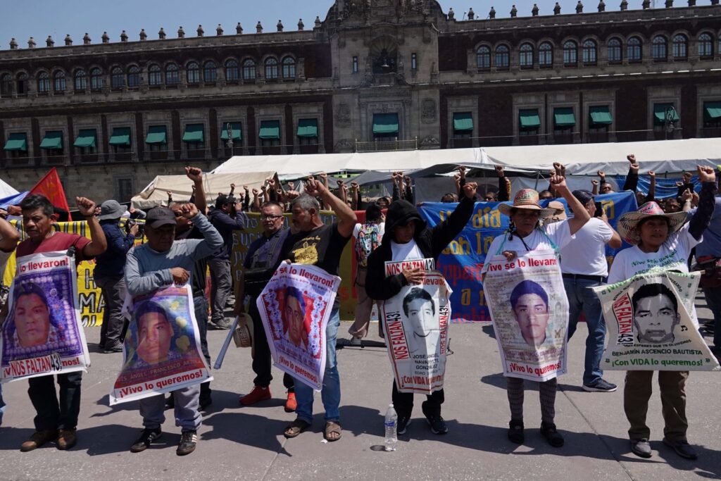 Únicamente nos reuniremos con AMLO: padres de los 43 normalistas piden diálogo