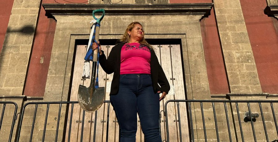 “Tome esta pala, busque a los desaparecidos”, reta Ceci Flores a AMLO; “Ah, que me la deje aquí”, le responde éste