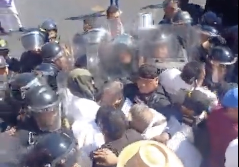 Policías de CDMX reprimen marcha de personas ciegas y con debilidad visual que exigían trabajo