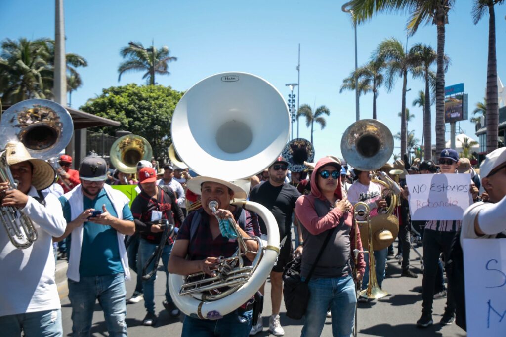 Músicos de banda protestan en Mazatlán y son reprimidos por la policía