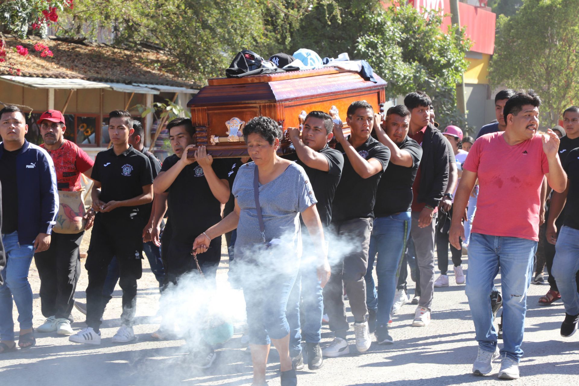 Normalistas retienen a elementos de la Guardia Nacional por el asesinato de Yanqui Kothan; FGR y CNDH toman el caso