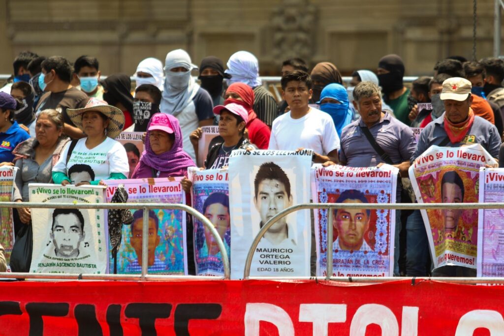 Familias de normalistas de Ayotzinapa aceptan reunirse con AMLO después de las elecciones