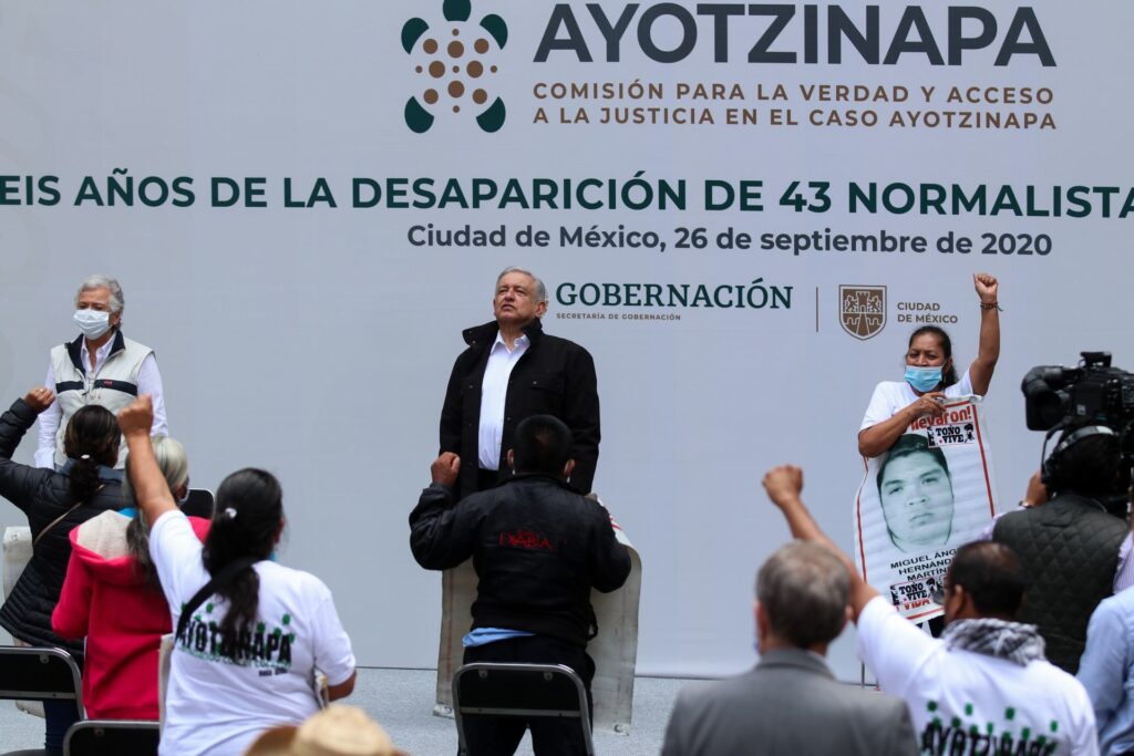 Pospone AMLO la reunión con familiares de los 43 de Ayotzinapa hasta después de la elección