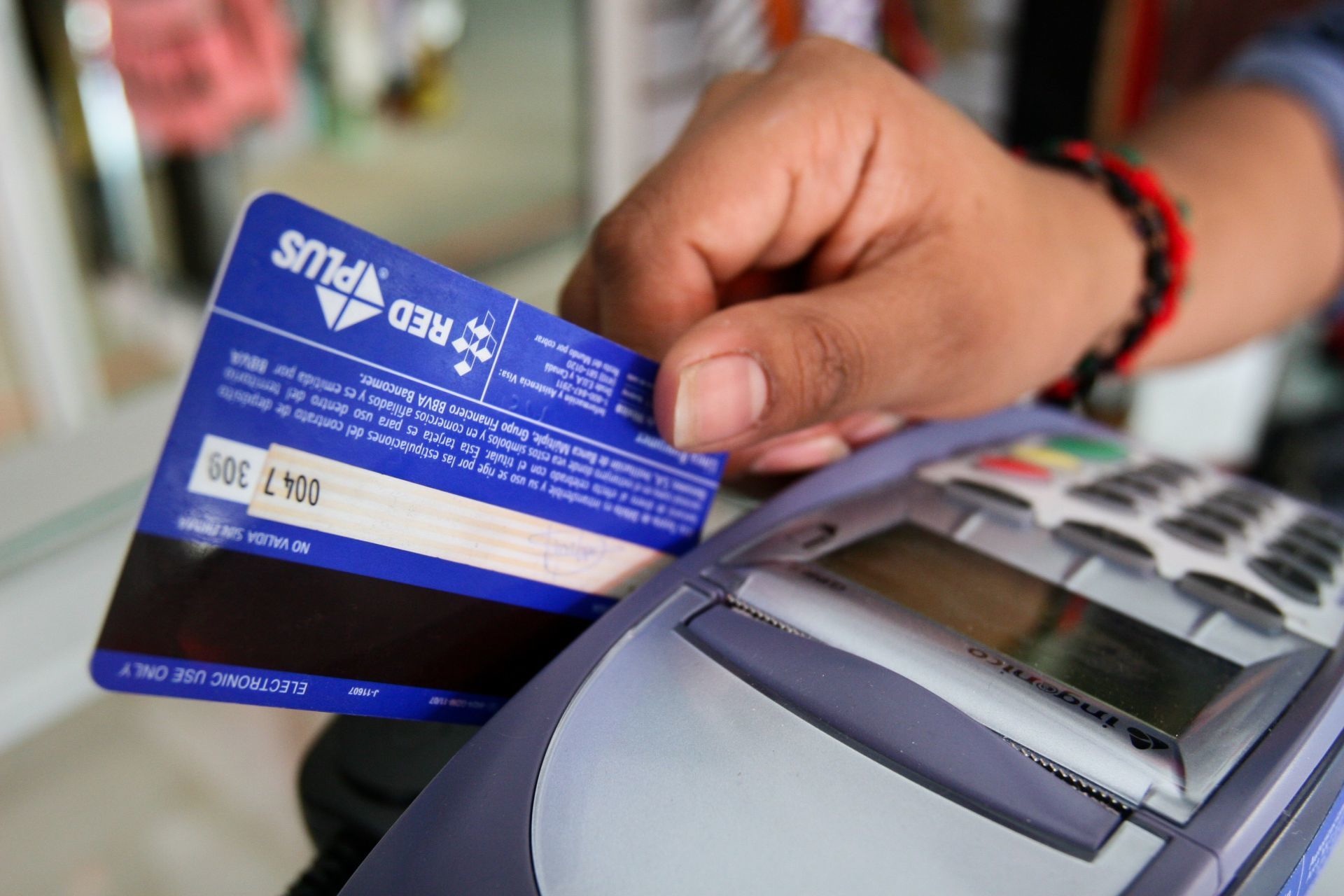 Los cobros por uso de tarjetas, cerca de ser prohibidos y castigados