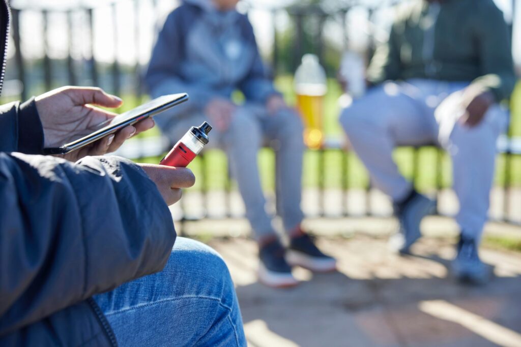 El vapeo ya es más común que el tabaquismo entre los jóvenes; sus riesgos van más allá de daños pulmonares y cerebrales