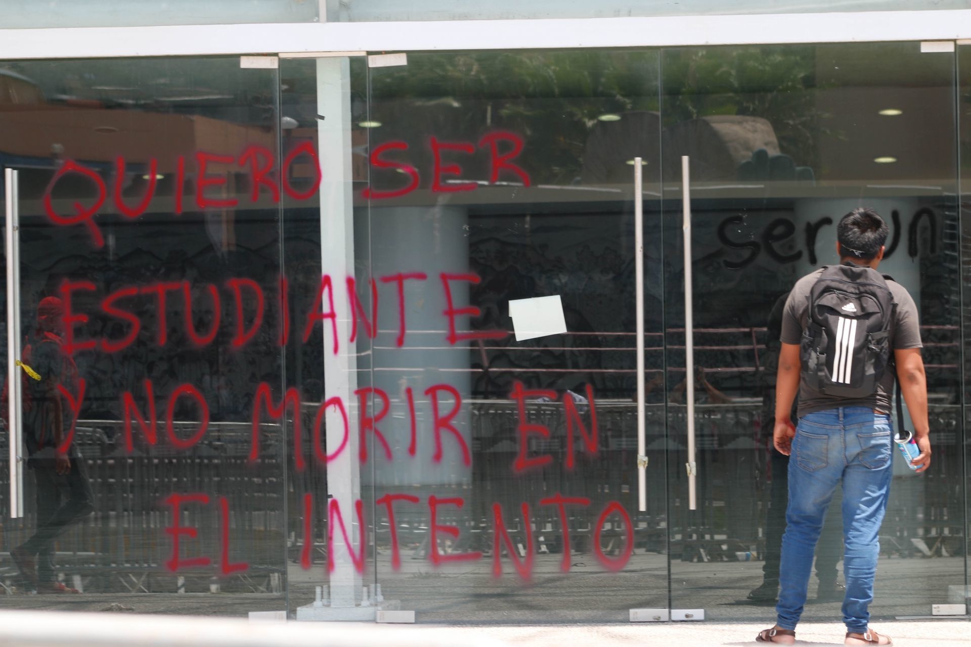 Detienen al policía acusado del asesinato del normalista Yanqui Kothan