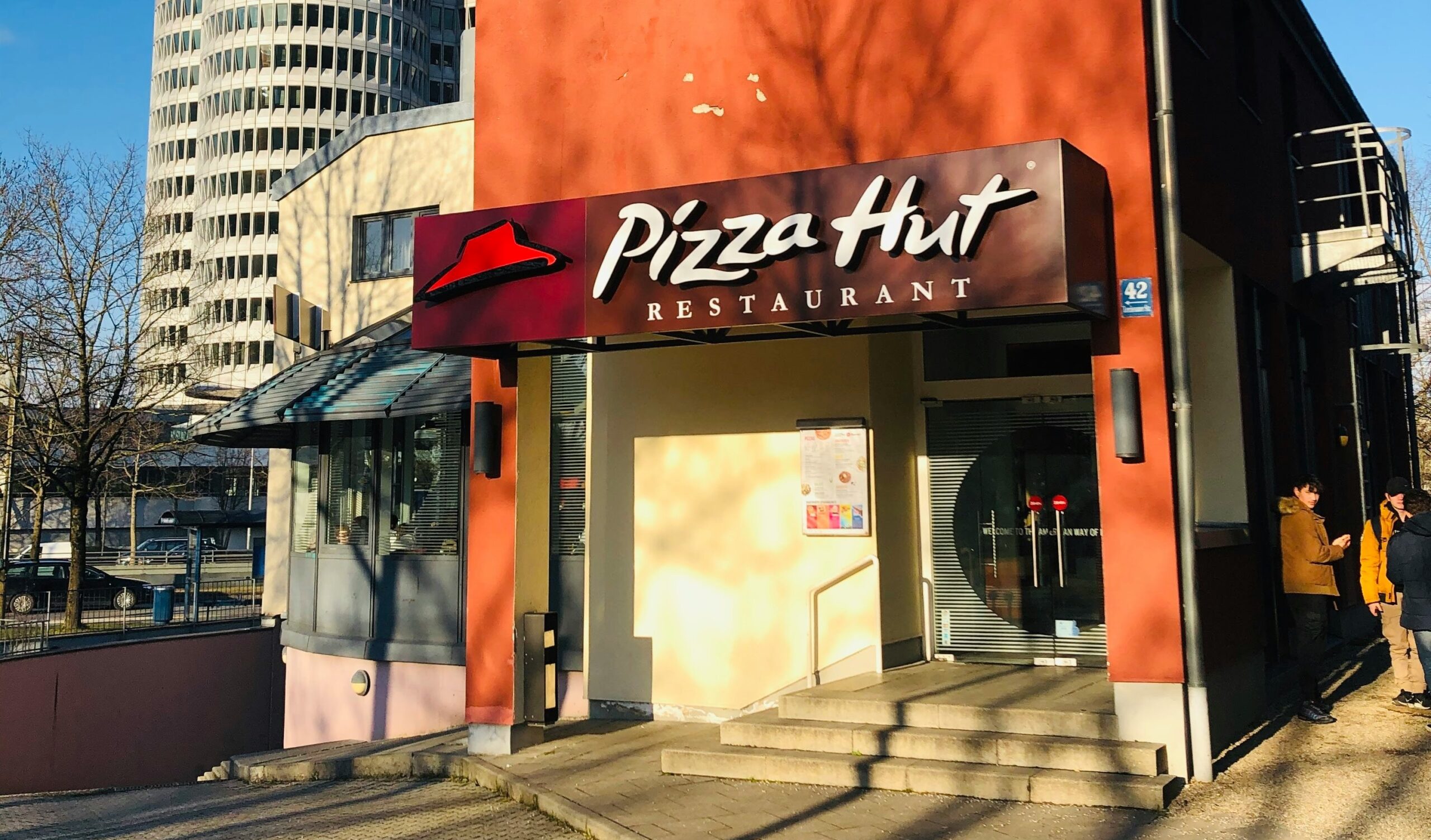 Yum! Restaurants, dueña de KFC y Pizza Hut, debe pagar 2 mmdp de impuestos, ordena la SCJN