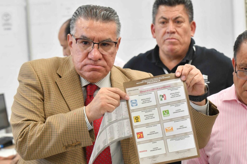 INE permite votar a 36,573 mexicanos en el extranjero que excluyó por irregularidades