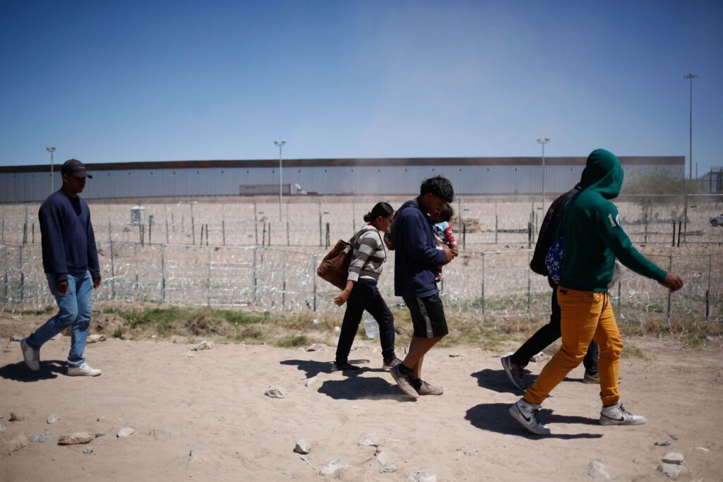 Agentes disparan desde Texas balas de goma y pimienta contra migrantes en Ciudad Juárez