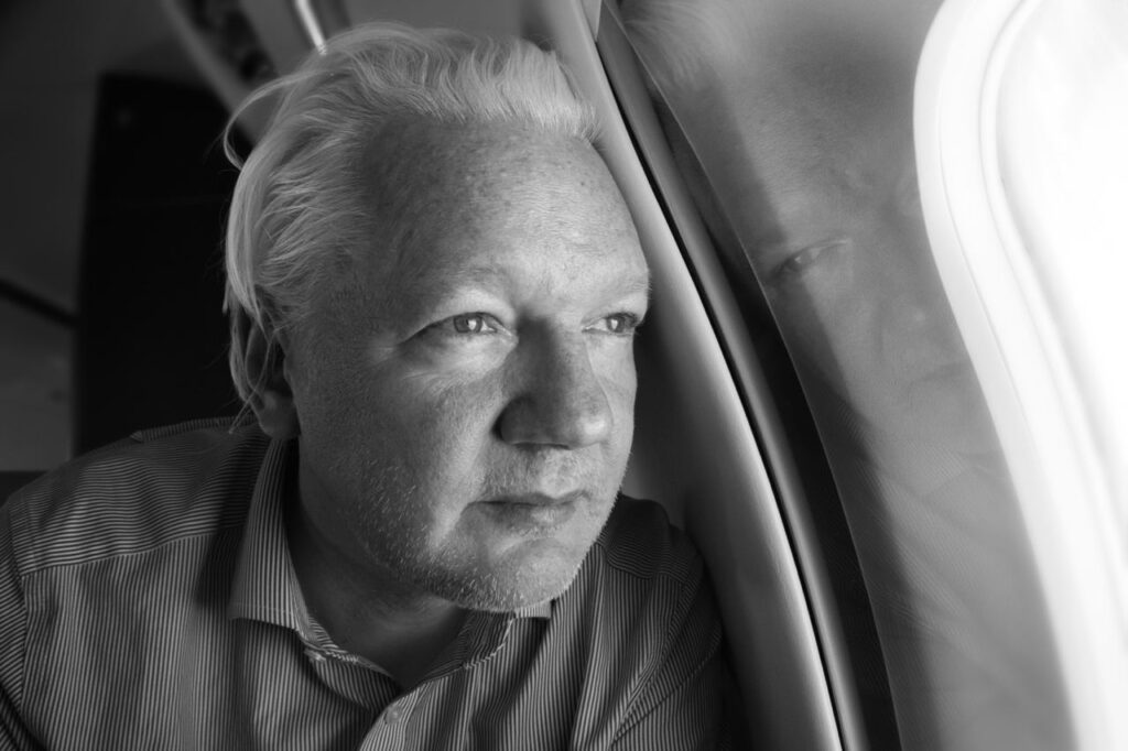 Cómo pudieron afectar a la mente y el cuerpo de Julian Assange tantos años de aislamiento