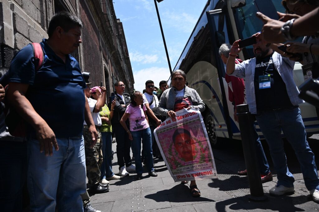 Gobierno entregó 15 documentos militares a familias de Ayotzinapa, en reunión con AMLO
