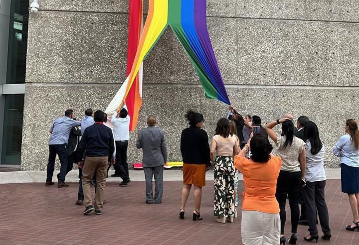 El líder sindical del Infonavit ordena destruir la bandera LGBT+ y desencadena protestas