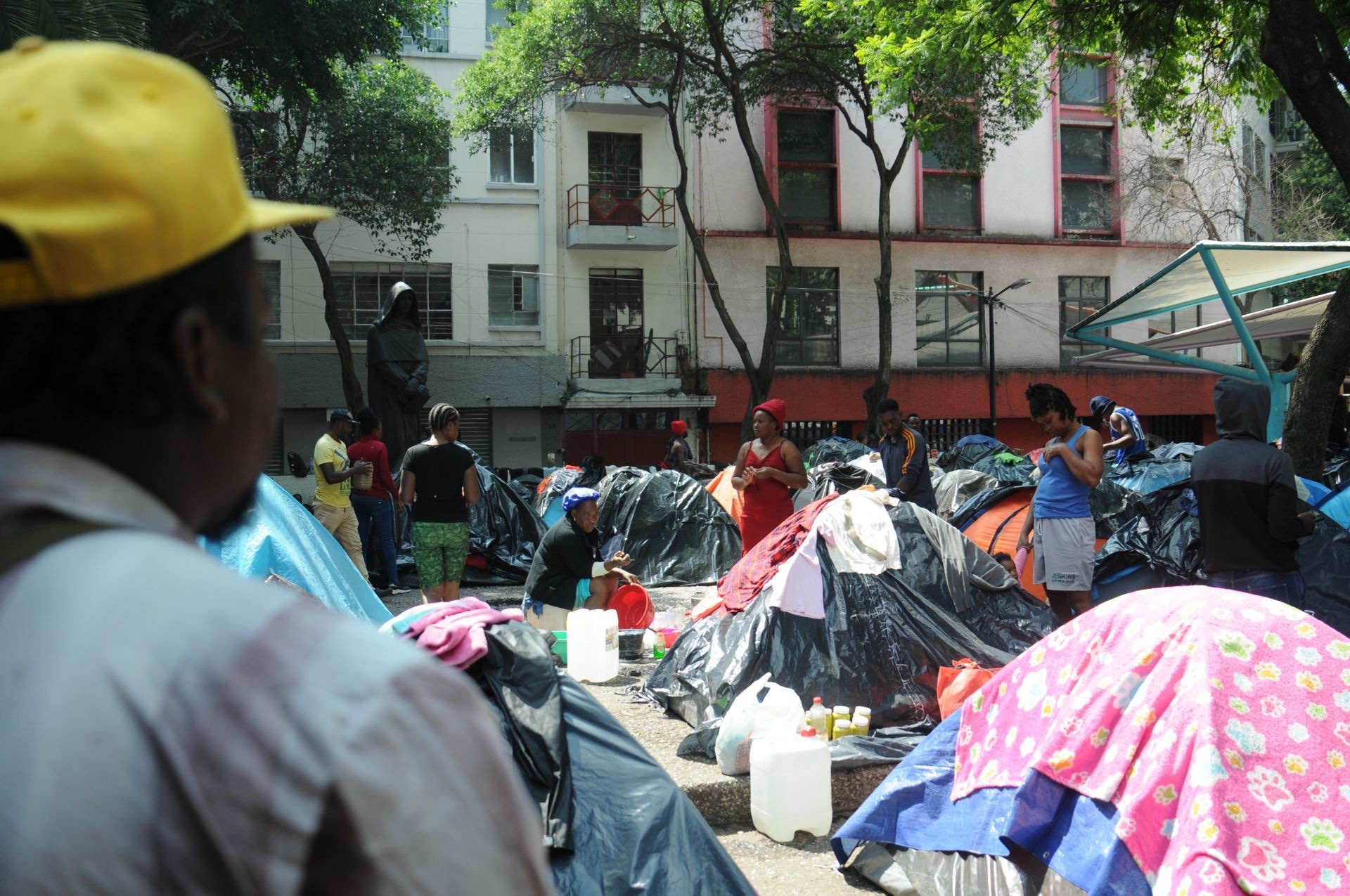 Migrantes son desalojados de la Plaza Giordano Bruno; el gobierno dice que la CDMX es santuario, ironiza Garduño