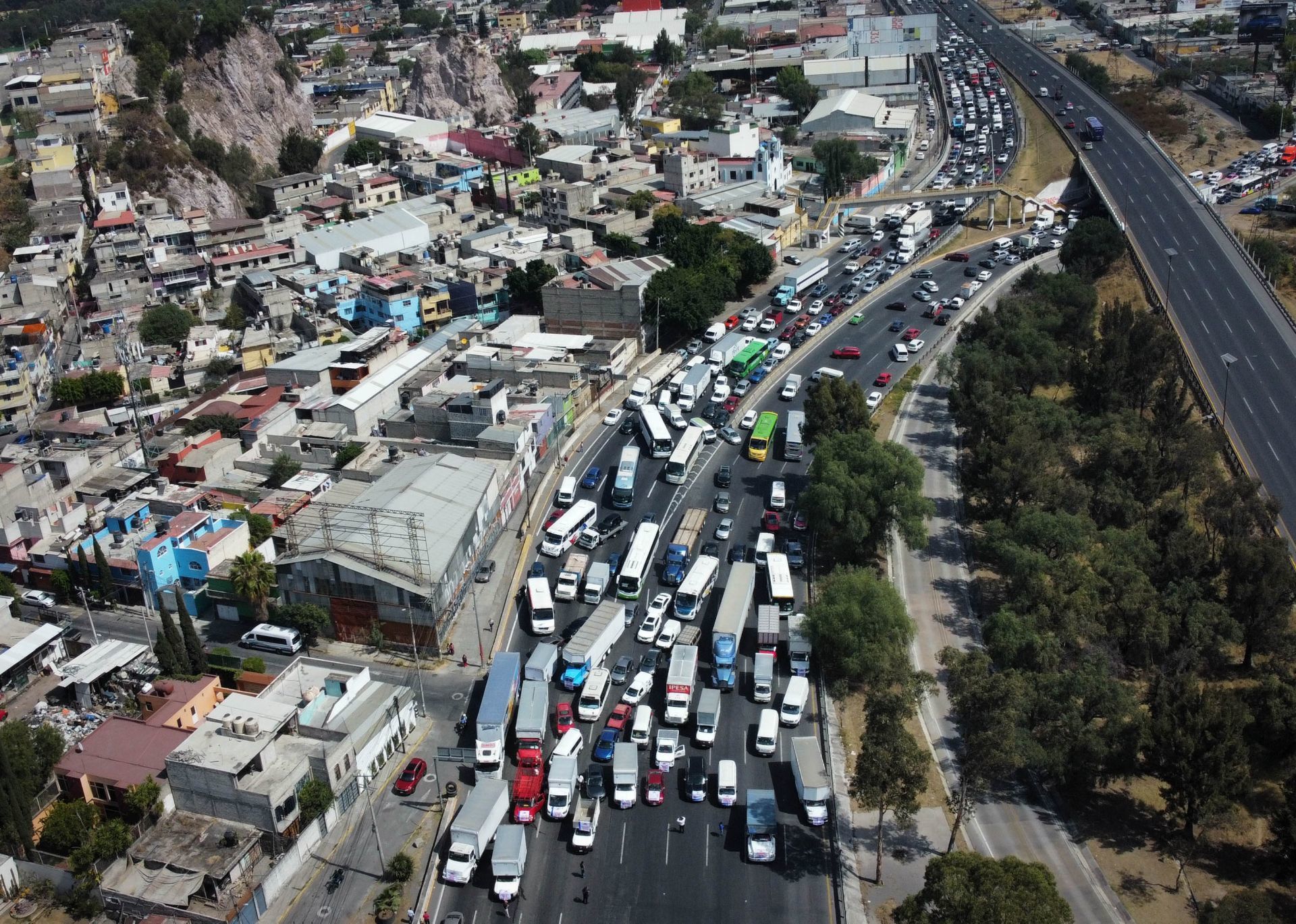 Transportistas anuncian bloqueos: exigen el pago del balasto usado para el Tren Maya