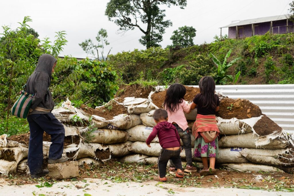 Chiapas: cientos de familias se refugian en Guatemala ante violencia criminal