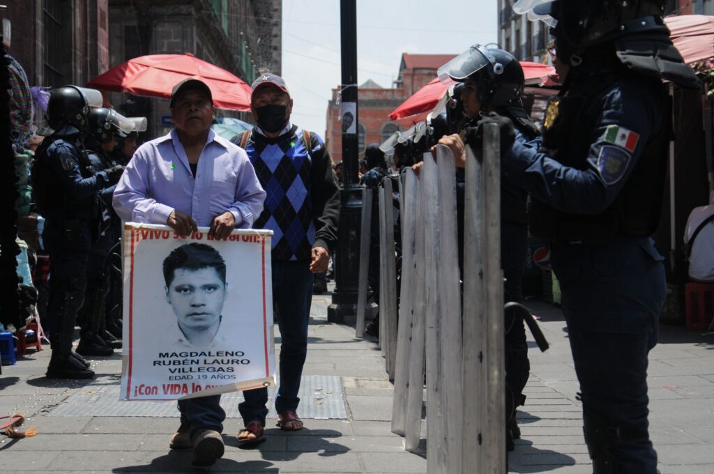 Familiares de los 43 se reúnen con AMLO y Sheinbaum: “No hay avances”