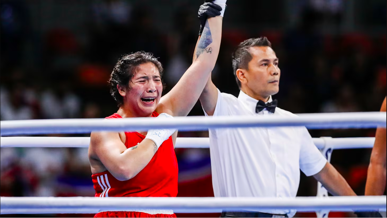 La boxeadora que pelea por los pochos en París