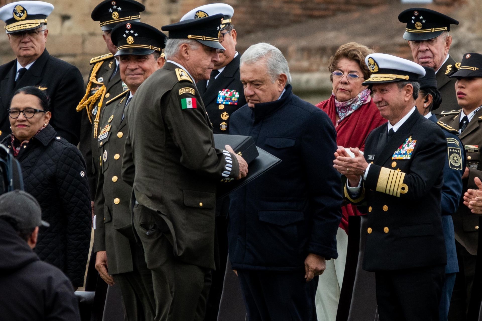 AMLO exculpa al Ejército del caso Ayotzinapa y afirma que es blanco de campaña de desprestigio