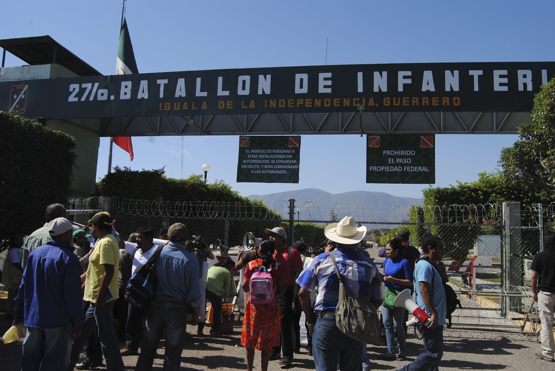 Funcionarios y padres de los 43 de Ayotzinapa inician búsqueda en el batallón de Iguala
