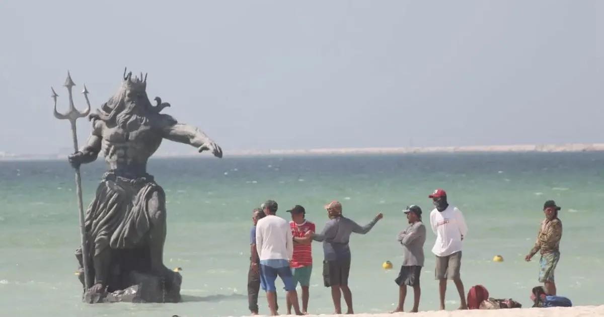 Miles de personas se unen a convocatoria para destruir la estatua de Poseidón en Puerto Progreso, Yucatán