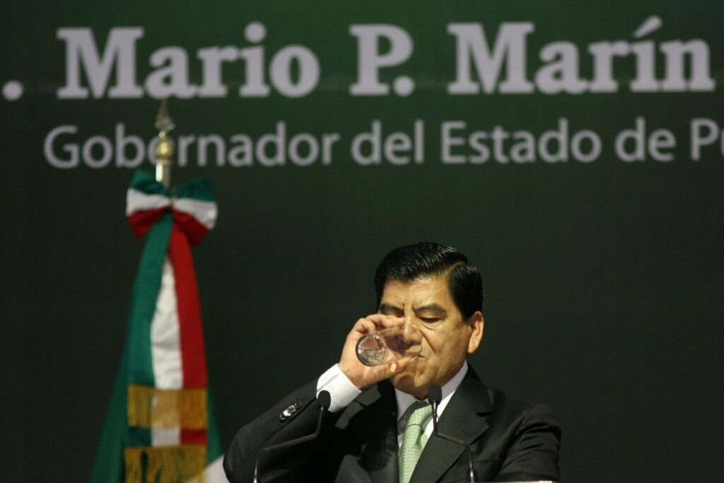 Acusado de torturar a Lydia Cacho, una jueza ordena la salida de prisión de Mario Marín: llevará su proceso en casa