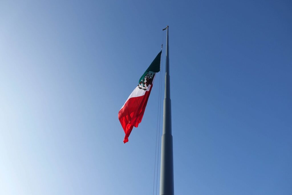 Madres buscadoras toman el asta bandera del Zócalo capitalino