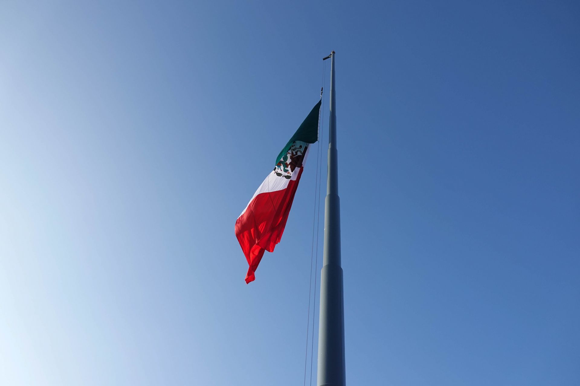 Madres buscadoras toman el asta bandera del Zócalo capitalino