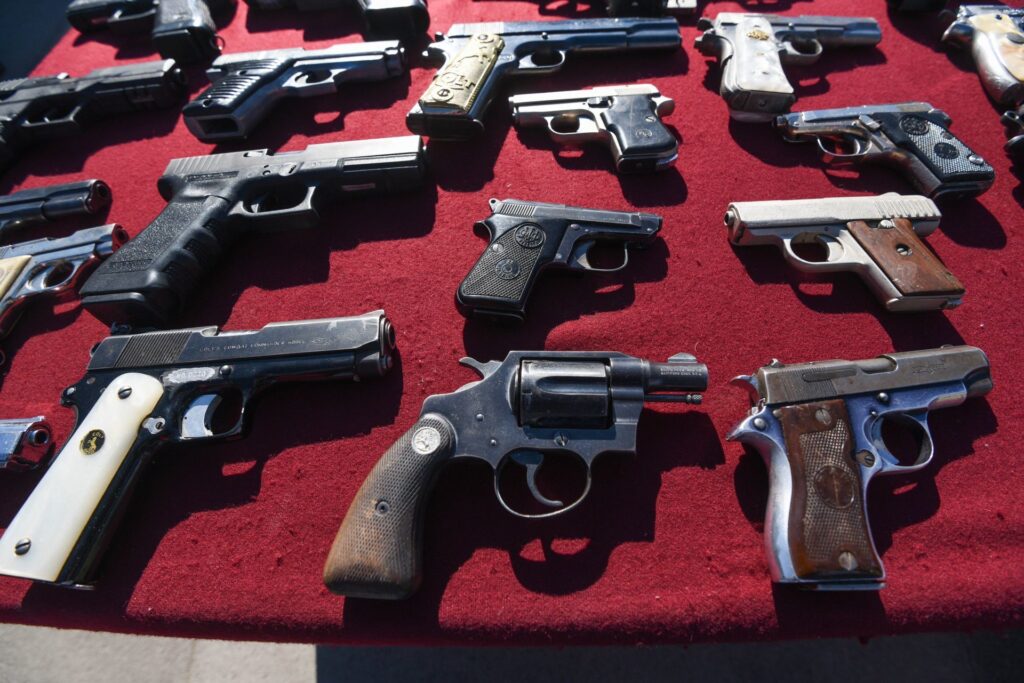 Juez de EU desestima demanda de México contra seis fabricantes de armas