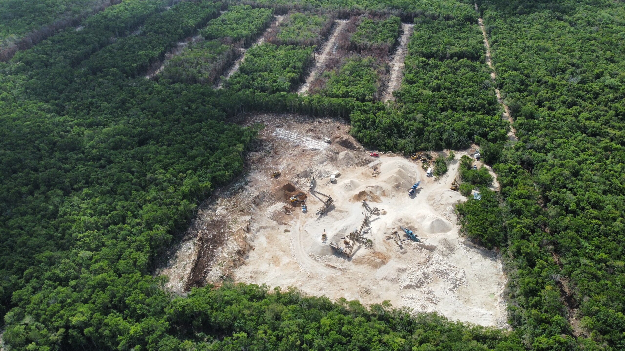 Explota el Ejército 11 minas de<br> materiales para el Tren Maya <br>con “permisos” inexistentes 