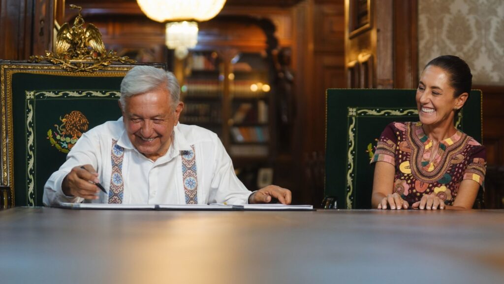 AMLO firma Reforma Judicial pese a suspensión judicial