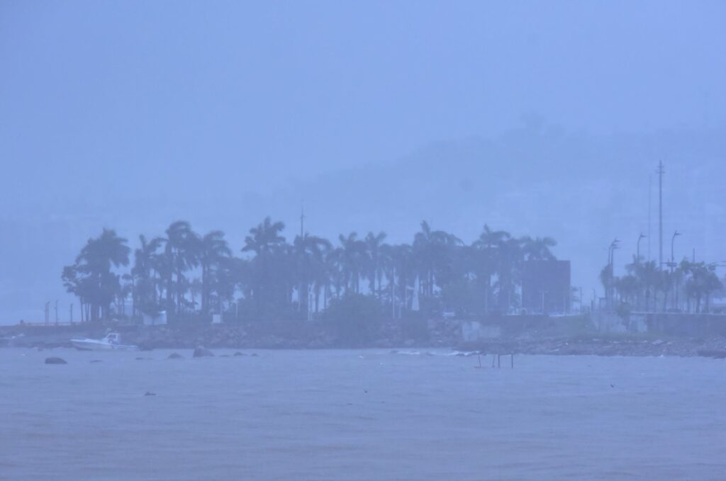 Al menos 11 muertes deja el huracán John en Guerrero y Oaxaca; avanza hacia Jalisco
