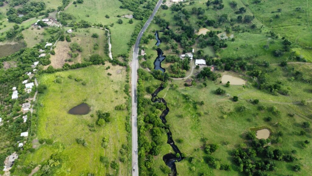 Un arroyo teñido de negro: comunidad de Ojital Viejo denuncia derrame de Pemex