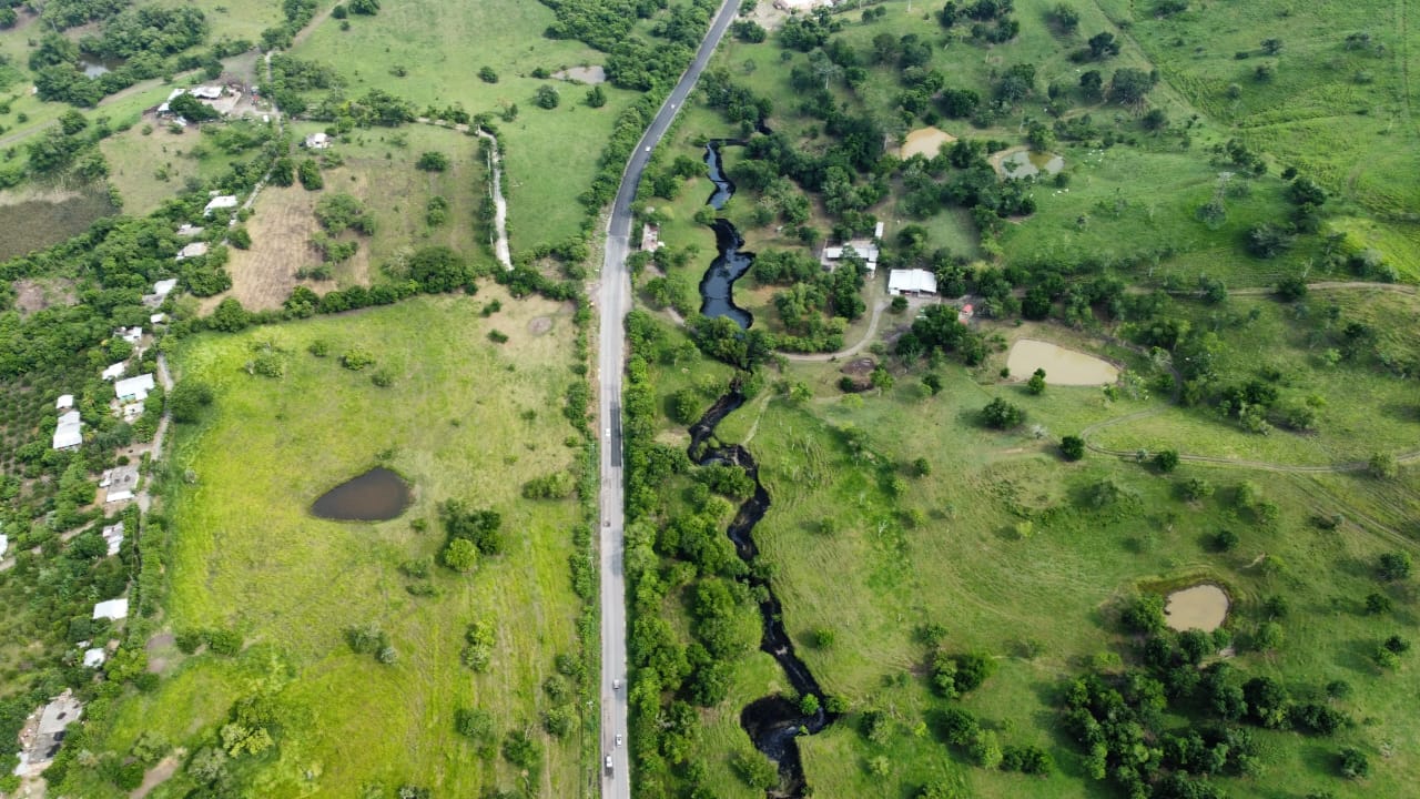 Un arroyo teñido de negro: comunidad de Ojital Viejo denuncia derrame de Pemex