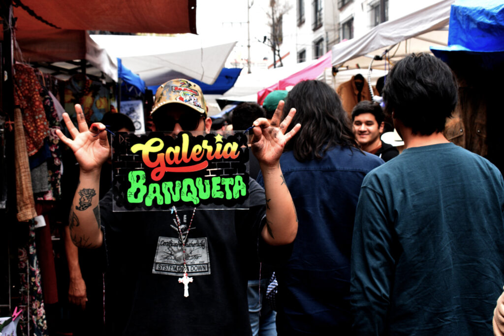 Galerías callejeras: la vanguardia gráfica en los tianguis de la capital