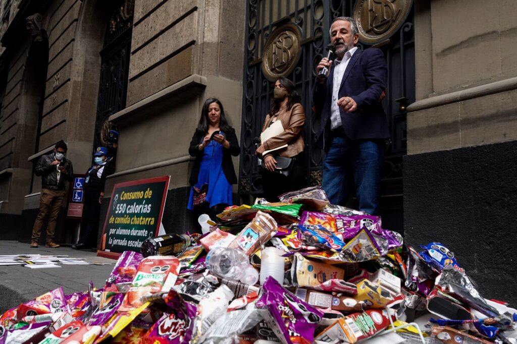El gobierno le pone freno a la comida chatarra en las escuelas