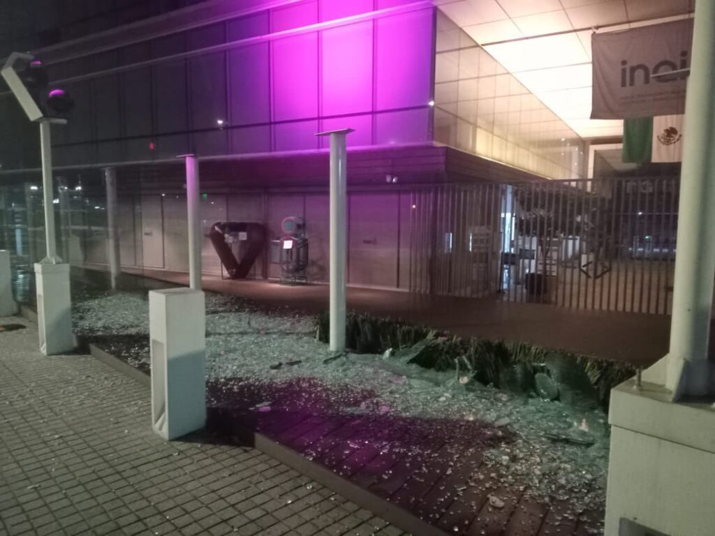 Vandalizan las instalaciones del INAI durante la madrugada