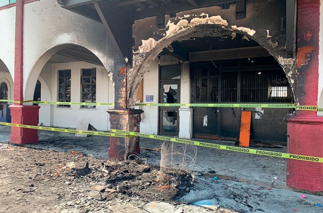 Queman la puerta del Ayuntamiento de Nextlapan, Estado de México, por inseguridad