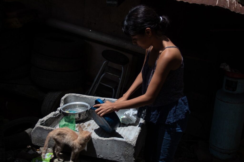 Jueza libera al hombre que violó a una trabajadora del hogar menor de edad
