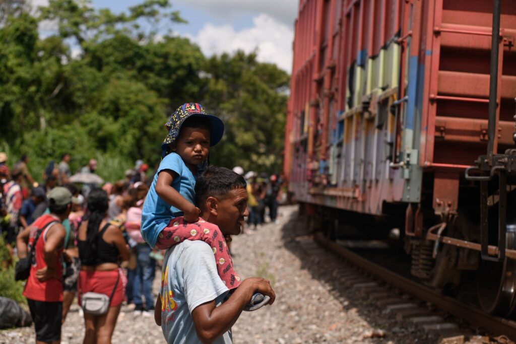 1,360 niños migrantes no han regresado con sus familias tras ser separados por EU