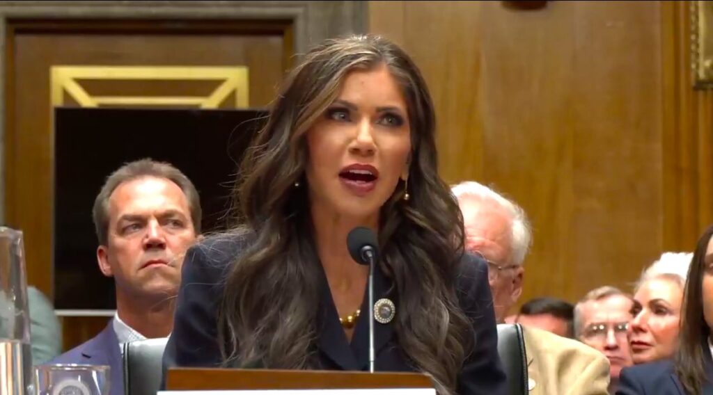 La Secretaria de Seguridad de Trump llama “invasión” a la inmigración; promete acabar con CBP-One