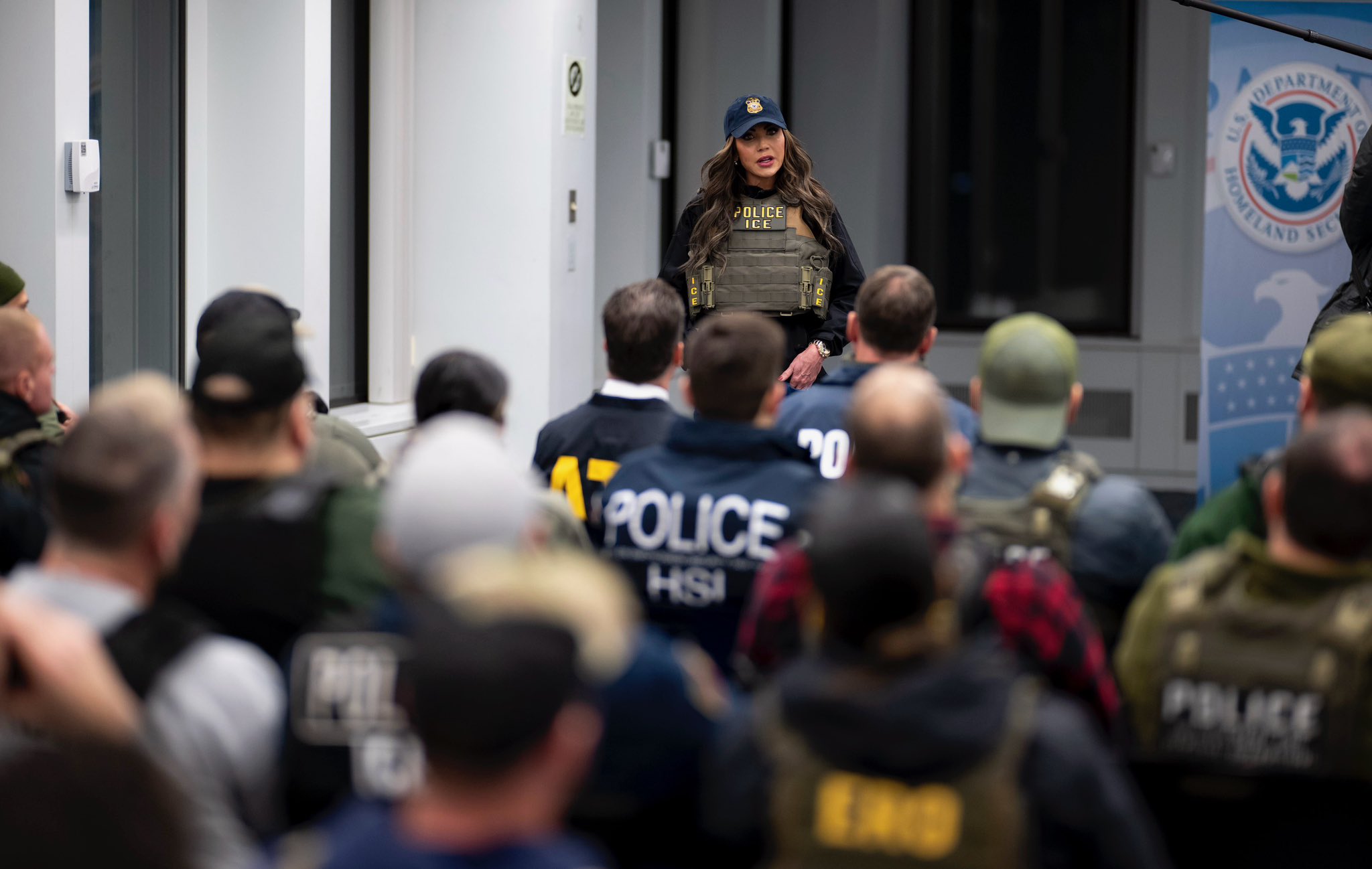 Kristi Noem, secretaria de Seguridad Interior de Trump: “Seguiremos sacando estas basuras de las calles”