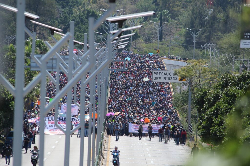 Alcaldes encabezan marcha en Chilpancingo, retienen  funcionarios en Palacio de Gobierno